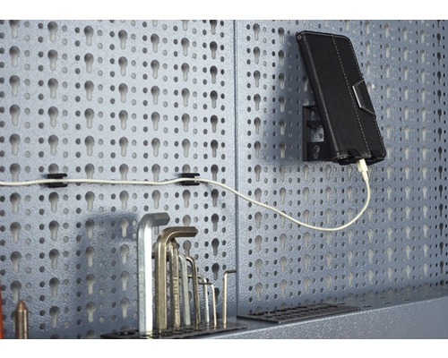 Gereedschapswand met gereedschap, een tablet en een oplaadkabel.