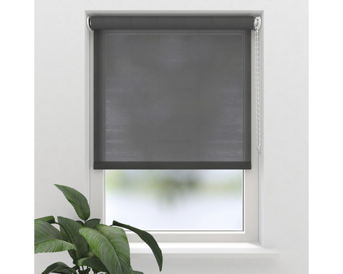 Venster met grijs rolgordijn