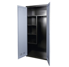 Open metalen locker met planken en kledingroede