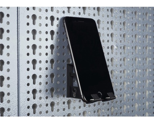 Telefoonhouder aan een gereedschapswand met mobiele telefoon