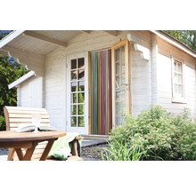 Houten huis met openstaande deur en lamelgordijn