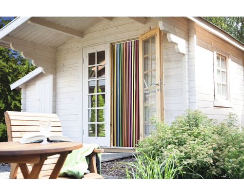 Houten huis met openstaande deur en lamelgordijn