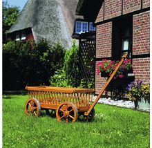 Decoratieve houten bolderkar in de tuin voor een huis