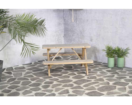 Houten picknicktafel met planten in de tuin