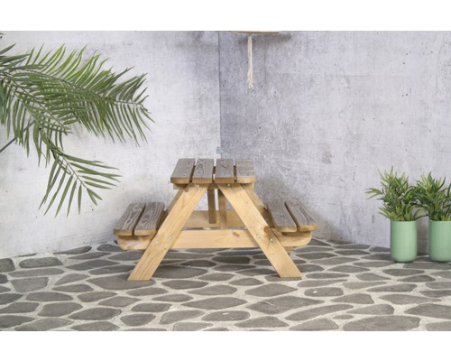 Houten kinderspeelset in de tuin