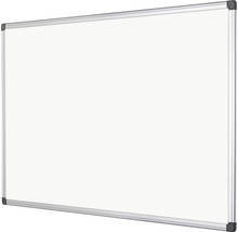 Wit, onbeschreven magneetbord met zilverkleurige lijst.