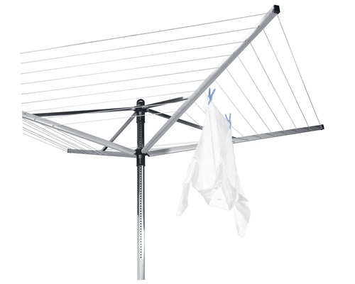 Wasdroogmolen met waslijn en een opgehangen shirt