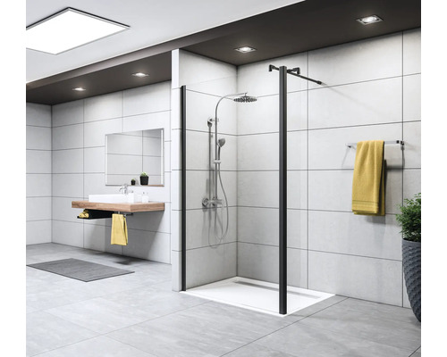 Moderne badkamer met inloopdouche, wastafel en handdoekrek