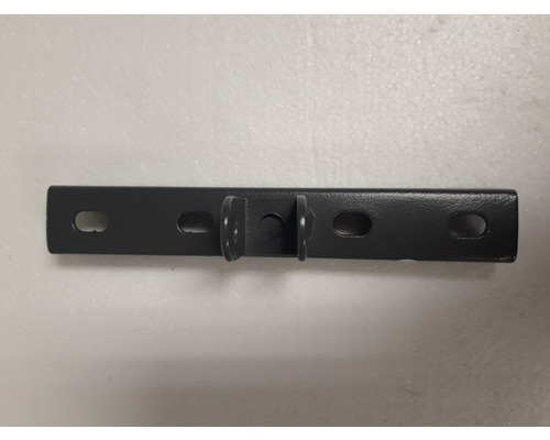 Zwarte metalen beugel met bevestigingsgaten