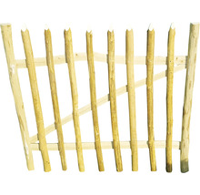 Houten hek met puntige palen voor de tuin