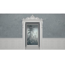 Decoratieve wand met bloemenbehangpatroon en ingelijste tropische landschapsafbeelding