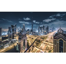 Nachtzicht op de skyline van Dubai met snelwegen en wolkenkrabbers