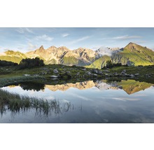 Landschap met meer en bergpanorama