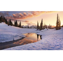 Winterlandschap met meer, sneeuw en bergen