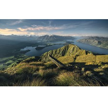 Uitgestrekt landschap met bergen en meren