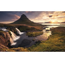 Landschap met berg, waterval en zonsondergang