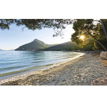 Kustlandschap met strand en bergen op de achtergrond
