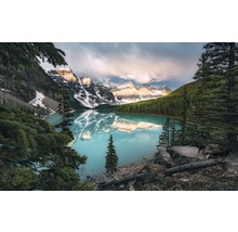 Moraine Lake met besneeuwde bergen en reflectie in het water