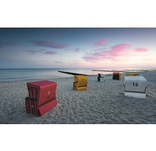 Strandscène met meerdere strandstoelen aan zee