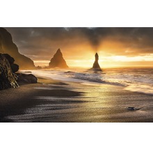 Landschap met strand en rotsen in zee bij zonsopgang