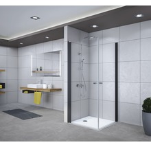 Lichte badkamer met douche, wastafel en spiegel