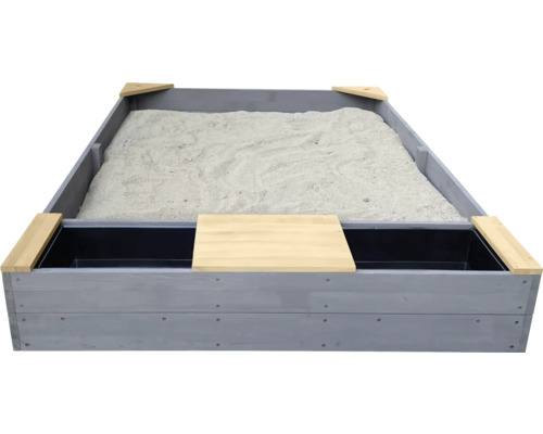Houten zandbak gevuld met zand en waterbakken