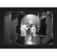 Zwart-witfoto van prinses Leia die R2-D2 aanraakt in een gang