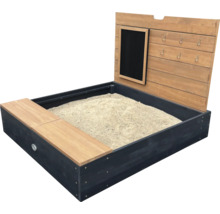 Zandbak met schoolbord en houten bank