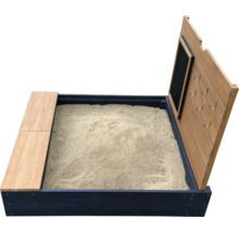 Zandbak met zitbank, schoolbord en kapstok
