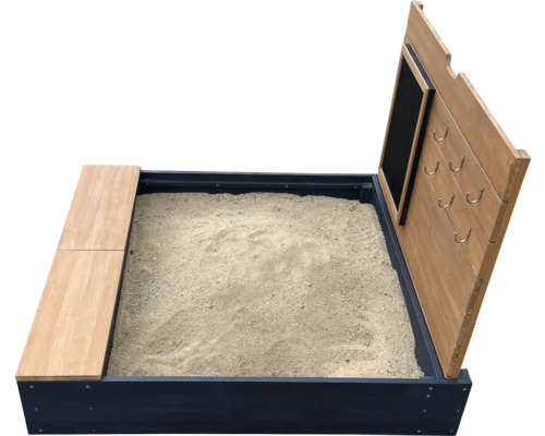 Zandbak met zitbank, schoolbord en kapstok