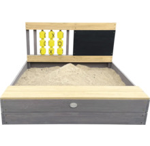 Houten zandbak met speelgoed en schoolbord