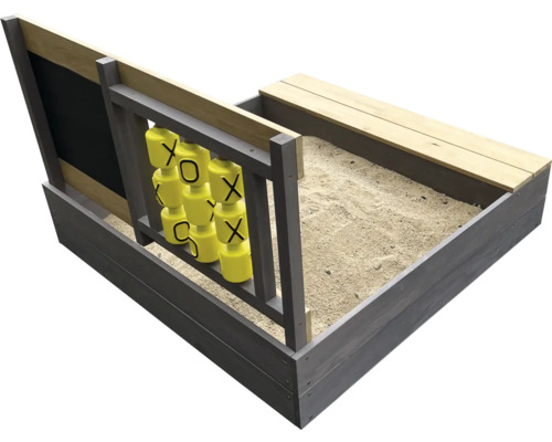 Zandbak met spelbord en zitbank van hout