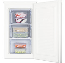 Vriezer met open laden en etenswaren