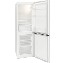 Open koelkast met planken en lades voor voedselopslag