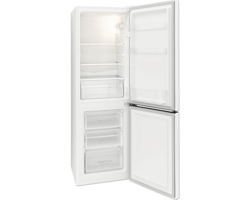 Open koelkast met planken en lades voor voedselopslag