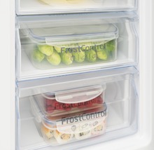 Vriezer laden gevuld met voedsel in vershouddozen