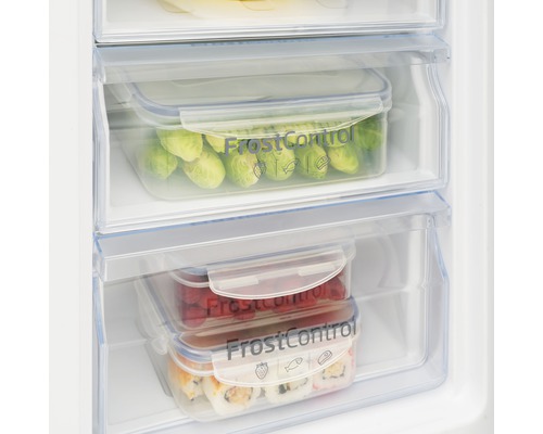 Vriezer laden gevuld met voedsel in vershouddozen