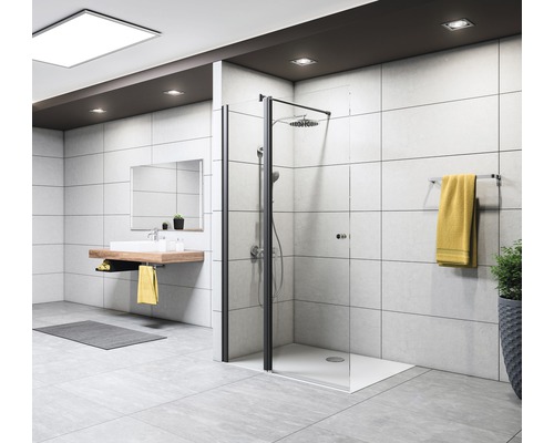 Moderne badkamer met douche, wastafel en handdoekrek