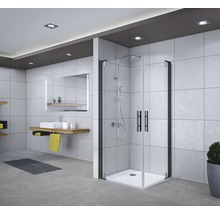 Moderne badkamer met hoekdouche, wastafel en spiegel