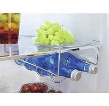 Koelkast met drankhouder, glazen flessen en fruit