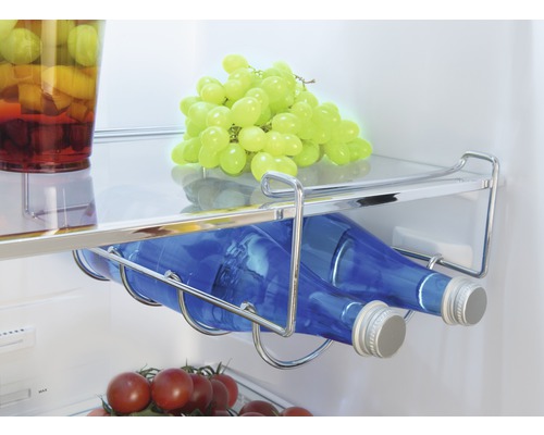 Koelkast met drankhouder, glazen flessen en fruit