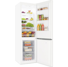 Witte koelkast met open deur en levensmiddelen