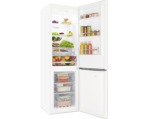 Witte koelkast met open deur en levensmiddelen