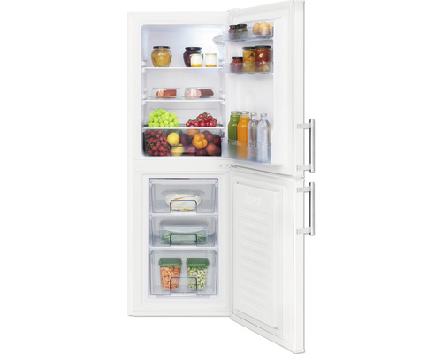 Geopende koelkast gevuld met eten