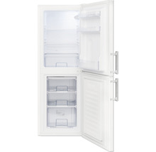 Geopende koel-vriescombinatie met planken en laden