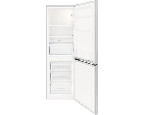 Geopende koelkast met planken en vriesvakken voor het bewaren van levensmiddelen.