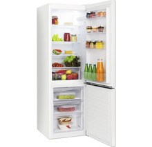 Geopende koelkast met levensmiddelen in de schappen en laden