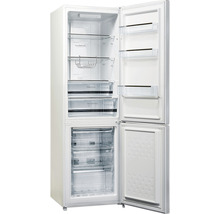 Geopende, witte koelkast met vriesvak en diverse vakken