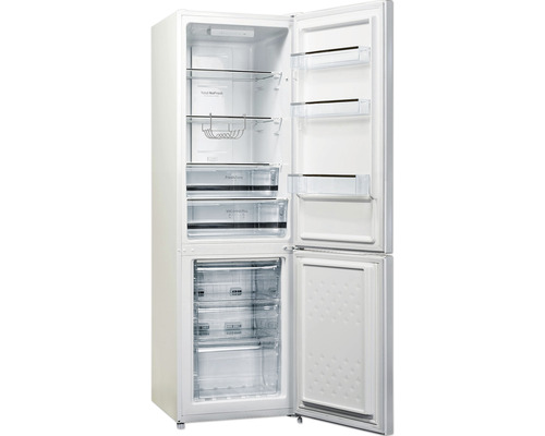 Geopende, witte koelkast met vriesvak en diverse vakken