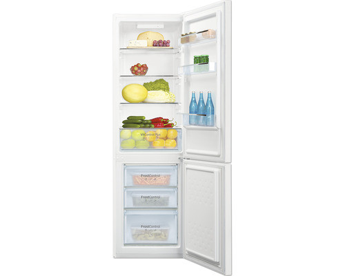 Geopende koelkast gevuld met levensmiddelen